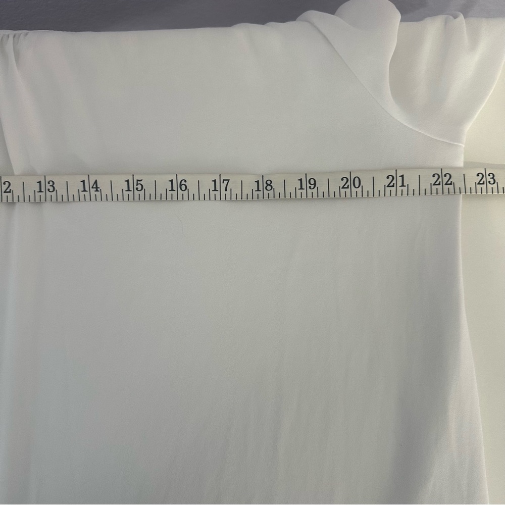 🔥 3 FOR $25 SALE 🔥 Karen Kane White Blouse with V-Neck - Picture 7 of 11